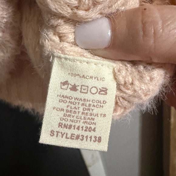 H&M Cream V-Neck Sweater with Cozy Knit - Picture 4 of 4